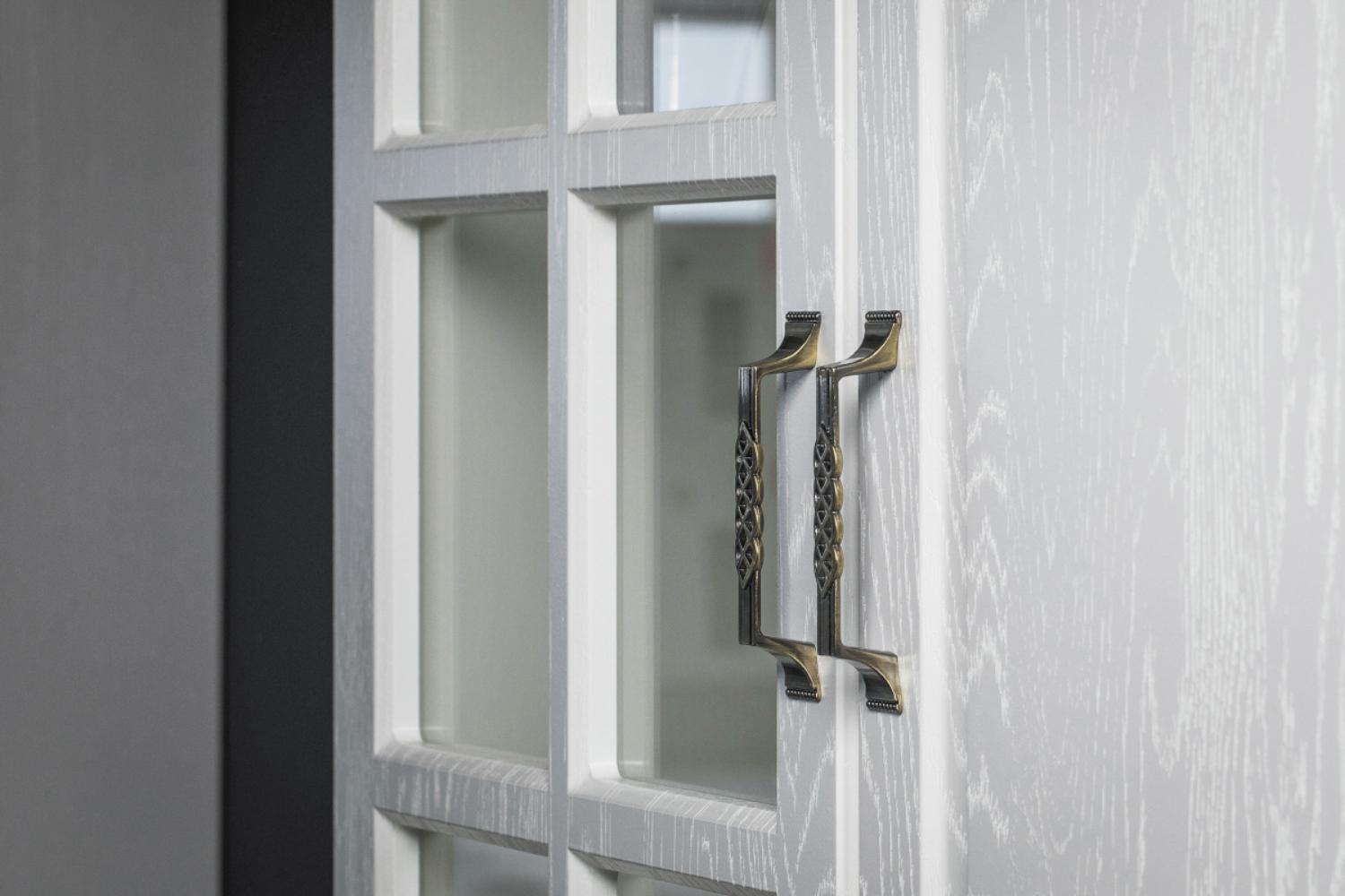 Ливерпуль Шкаф - витрина Белый, ясень ваниль